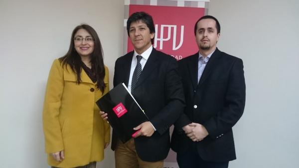 Mauricio Brevé, no meio, em cerimônia de formatura da Universidad de Concepción