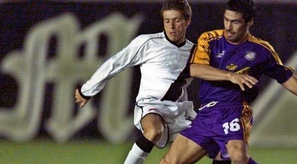 Juninho Paulista em ação contra o Deportes Concepción em 2001