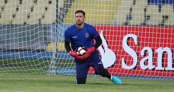 Martín Silva durante o treino de reconhecimento do gramado, em Concepción