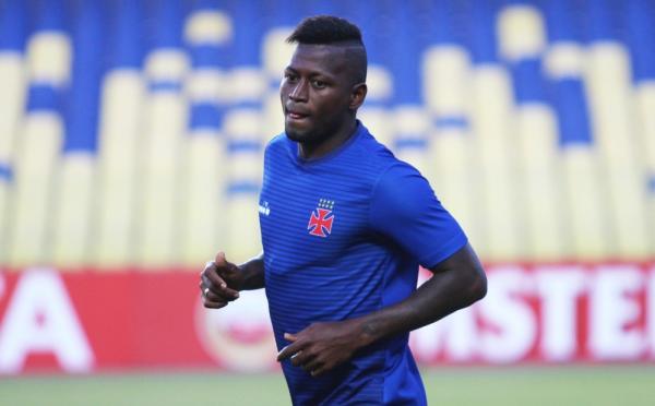 Riascos durante treino do Vasco em Concepción