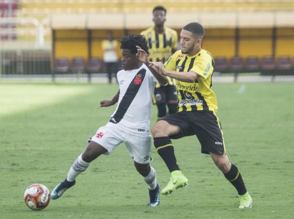  Robinho em ação contra o Volta Redonda