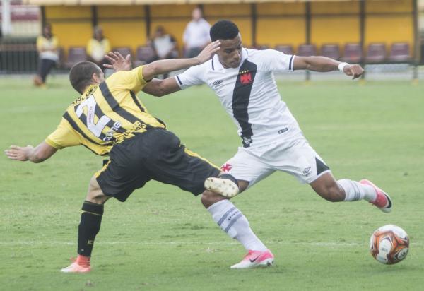 Coutinho tenta o drible no marcador