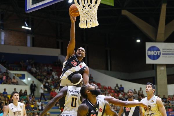 Lucas Mariano sobe para mais uma bandeja vascaína