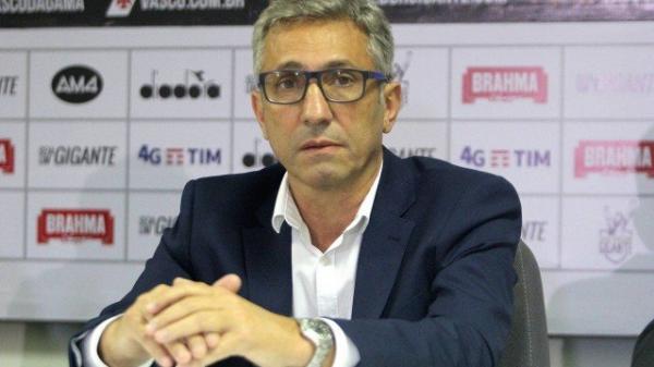 Alexandre Campello tenta reduzir custos no Vasco