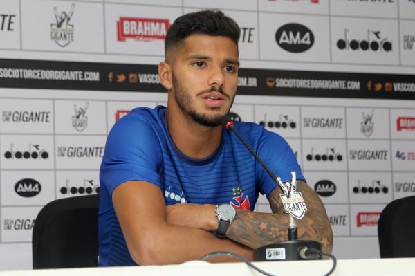 Henrique conversou com os jornalistas em São Januário