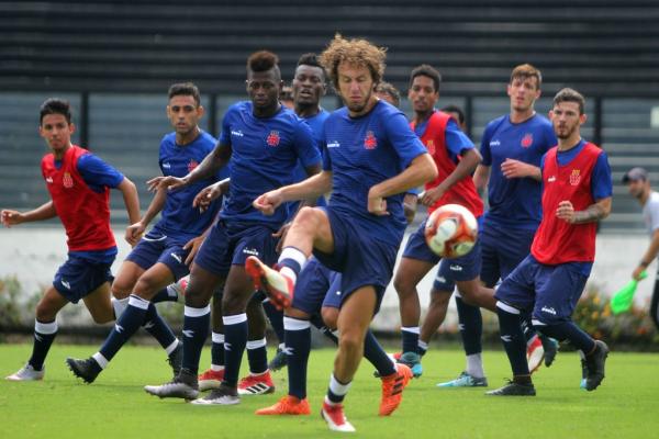 Jogadores durante trabalho de bola parada
