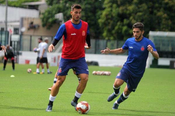 Andrey (dir) faz marcação em Bruno Cosendey