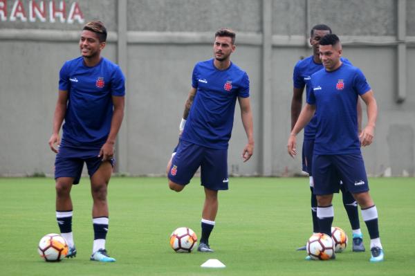Evander, Bruno Cosendey e Paulinho durante treino