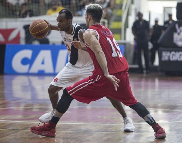 Nezinho durante última partida do Vasco em São Januário neste NBB