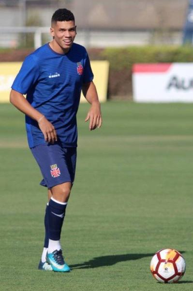 Paulinho deverá ser titular contra o Universidad Concepción, quarta-feira