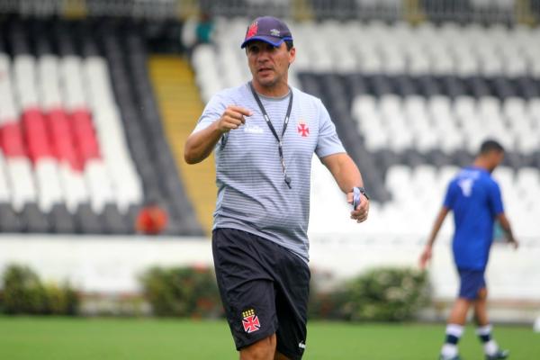 Zé Ricardo orienta jogadores em treino do Vasco