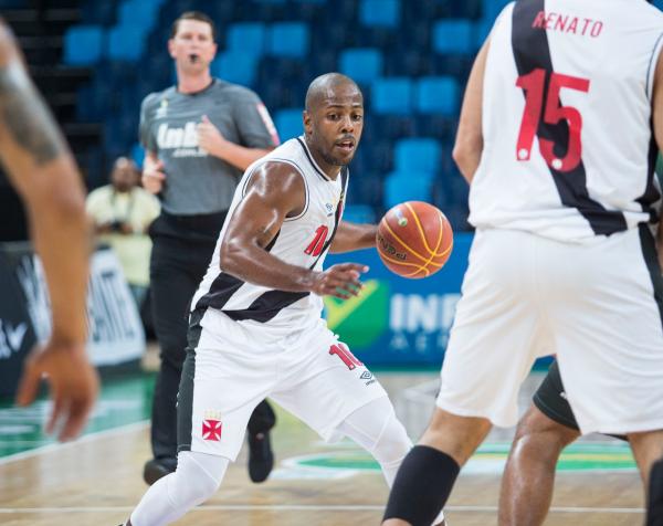 Em meio às lesões e ausências, Gustavo se firmou como peça importante do Vasco