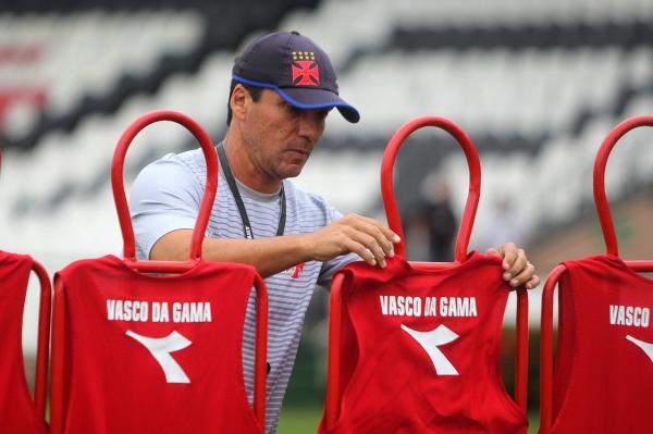 Treinador comandou atividade de bola parada no gramado de São Januário