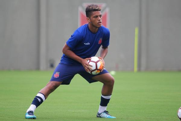 Evander durante treinamento em São Januário