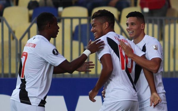 Wellington, Evander e Paulinho festejam gol no Chile
