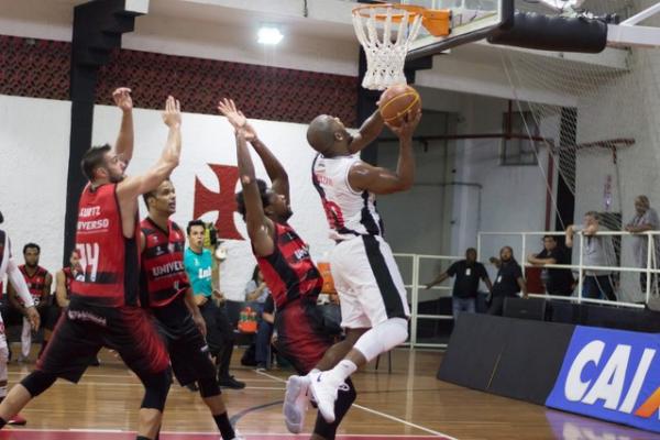 Chris Hayes voando para marcar pelo Vasco em casa