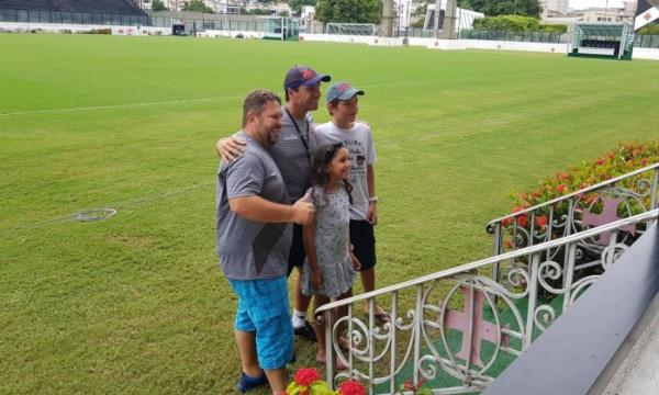 Zé Ricardo tira fotos com torcedores em São Januário