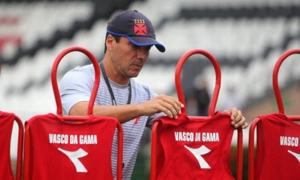 Zé Ricardo prepara a barreira para um treino em São Januário