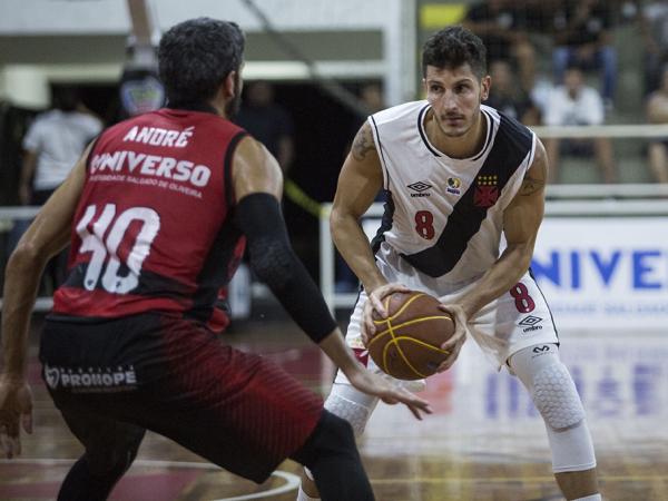 Dedé Stefanelli em ação contra o Vitória