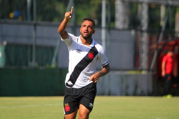 Hugo Borges festeja o primeiro gol vascaíno