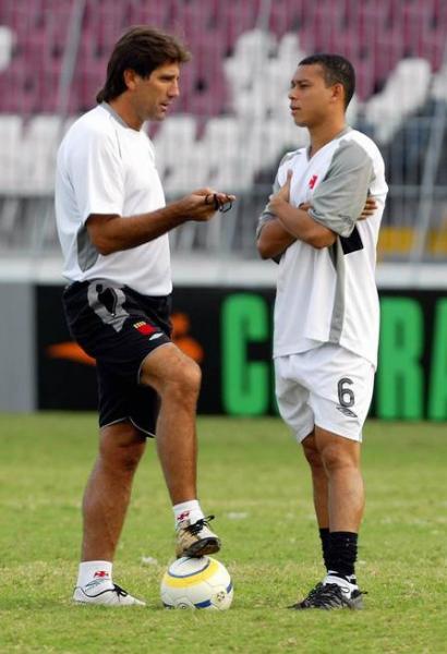 Valdiram conversa com Renato Gaúcho em treino do Vasco, em 2004