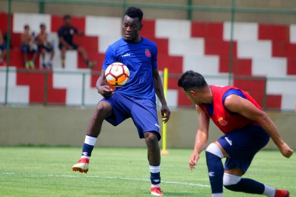 Paulão durante treinamento no CT de Vargem Grande