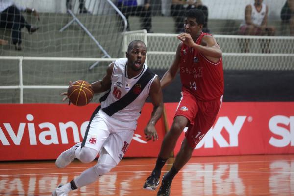 Gustavo durante vitória contra o Basquete Cearense