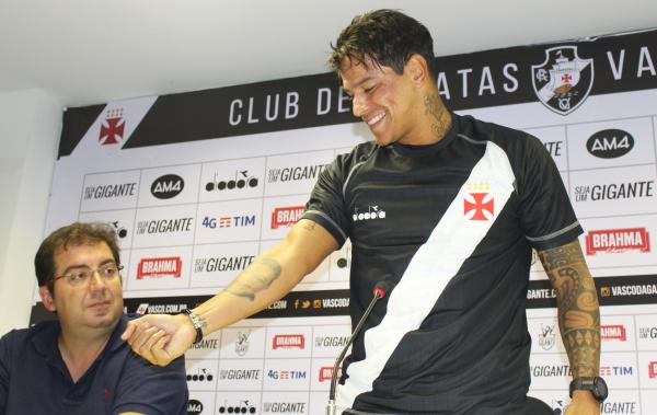  Giovanni Augusto exibe tatuagem do filho Vitório durante a coletiva