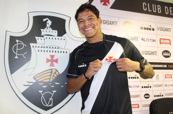 Giovanni Augusto posa ao lado do escudo do Vasco