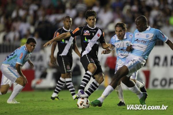 Juninho Pernambucano em ação contra o Aurora em 2011