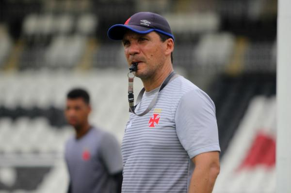 Zé Ricardo orienta atletas durante treino na Colina