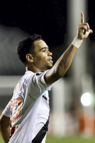 Yago Pikachu celebra o gol com Giovanna tatuada no braço e 'L' de Luiza na mão