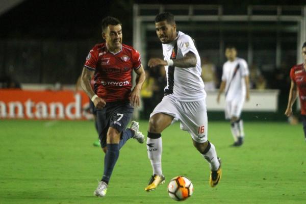 Henrique indo ao ataque contra os bolivianos em São Januário