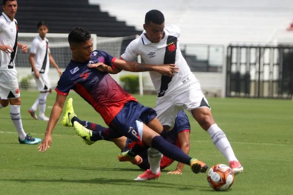 Rodrigo Coutinho sofre com a forte marcação do Bonsucesso