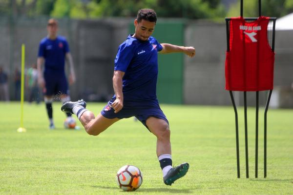 Yago Pikachu aprimora pontaria durante treinamento