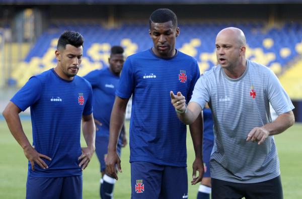 Ricardo Henriques orienta Andrés Ríos e Erazo