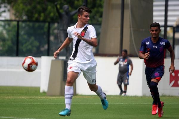 Lucas Pederzoli em ação na sua estreia como titular do sub-20 vascaíno