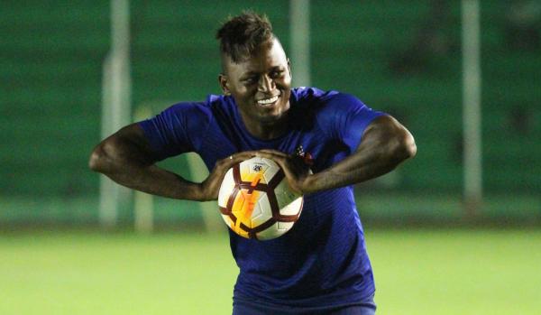 Riascos se diverte durante atividade em Santa Cruz