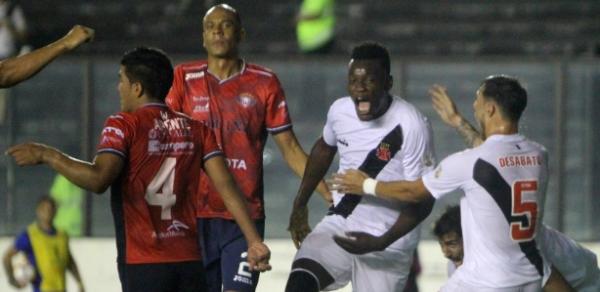 Paulão comemora o seu gol, o primeiro do Vasco na goleada sobre o Wilstermann