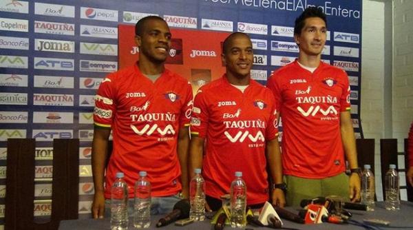 O meia Carlinhos (à esquerda) atuou pelo Jorge Wilstermann na Libertadores de 2017