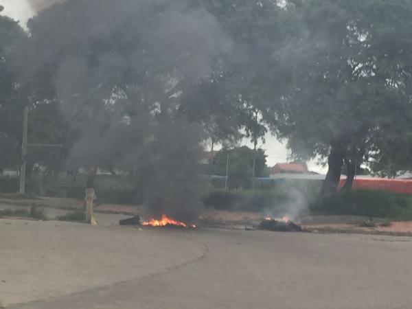 Várias barricadas impediam a passagem dos carros na rua de Santa Cruz de la Sierra