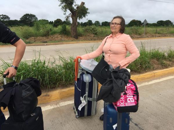 Pessoas saindo do aeroporto andando em Santa Cruz de la Sierra