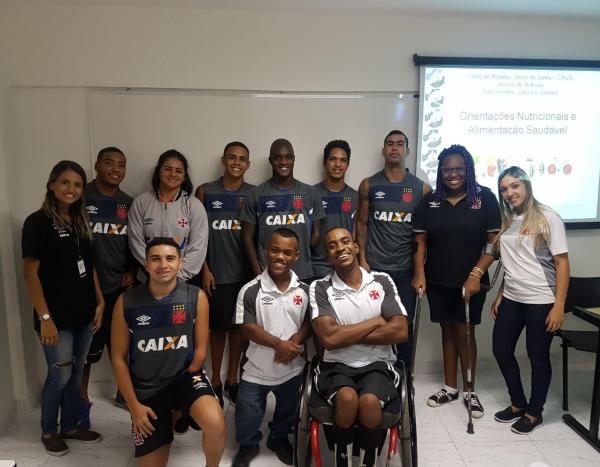 Equipe de natação paralímpica ao lado das nutricionistas do clube