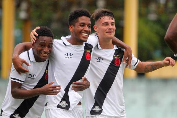 Cayo Tenório comemora ao lado de Miranda e Pederzolli, autores dos gols da vitória