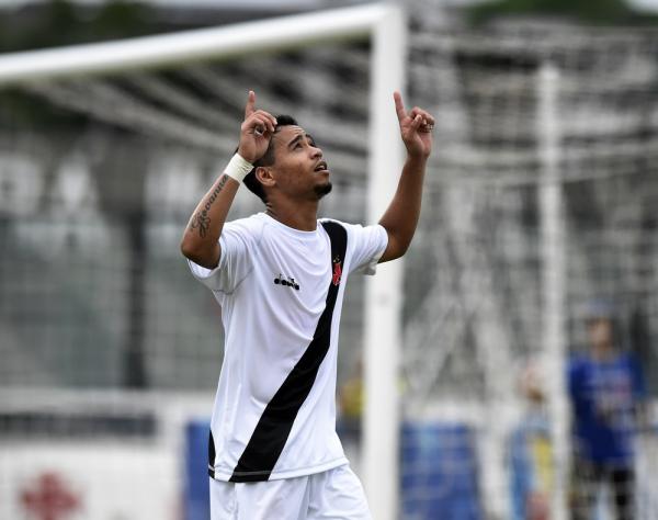 Yago Pikachu comemora o terceiro gol do Vasco na vitória sobre o Nova Iguaçu