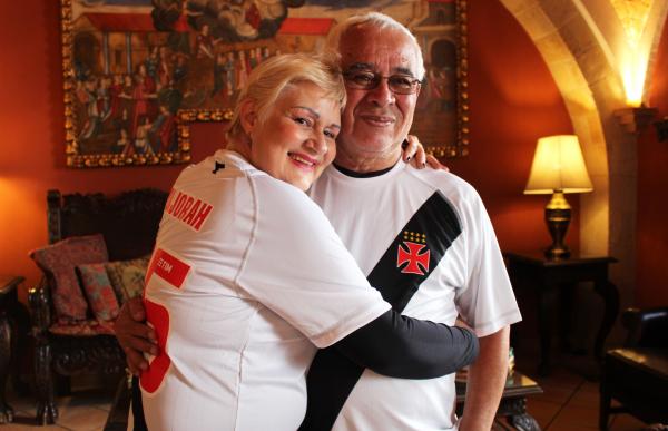 Dijorah e André Araújo se abraçam na cidade de Sucre