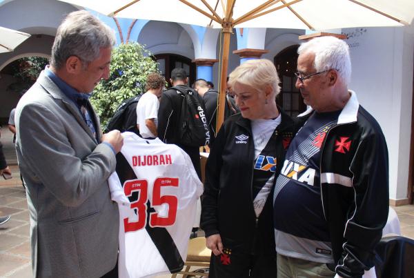Presidente Alexandre Campello homenageou o casal vascaíno na Bolívia