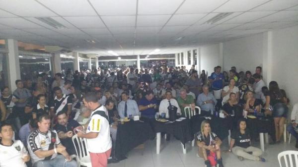 Torcedores no salão principal acompanhando a partida