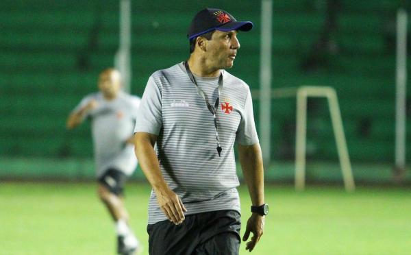 Zé Ricardo, técnico do Vasco, completa seis meses no cargo