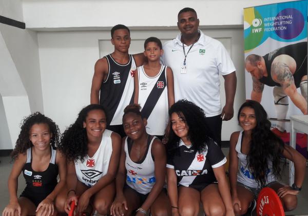 O escrete cruzmaltino e o técnico Carlos Henrique em São Januário